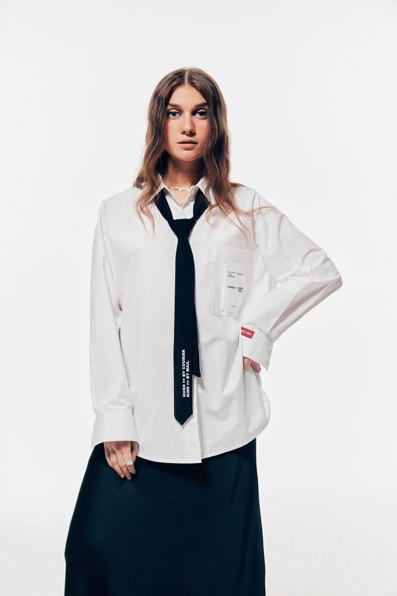 Jerry Heil у котоновій сорочці прямого оверсайзного крою