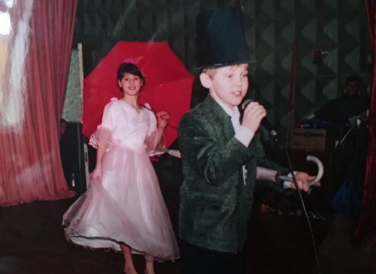 Творчий шлях Артема розпочався зі шкільного хору - хлопець розгатив м'ячем вікно в актовому залі, а керівник пообіцяв про це нікому не розказувати, якщо Пивоваров залишиться і співатиме. (На фото перший сольний виступ, головна роль у мюзиклі Голохвастов. За двома зайцями)