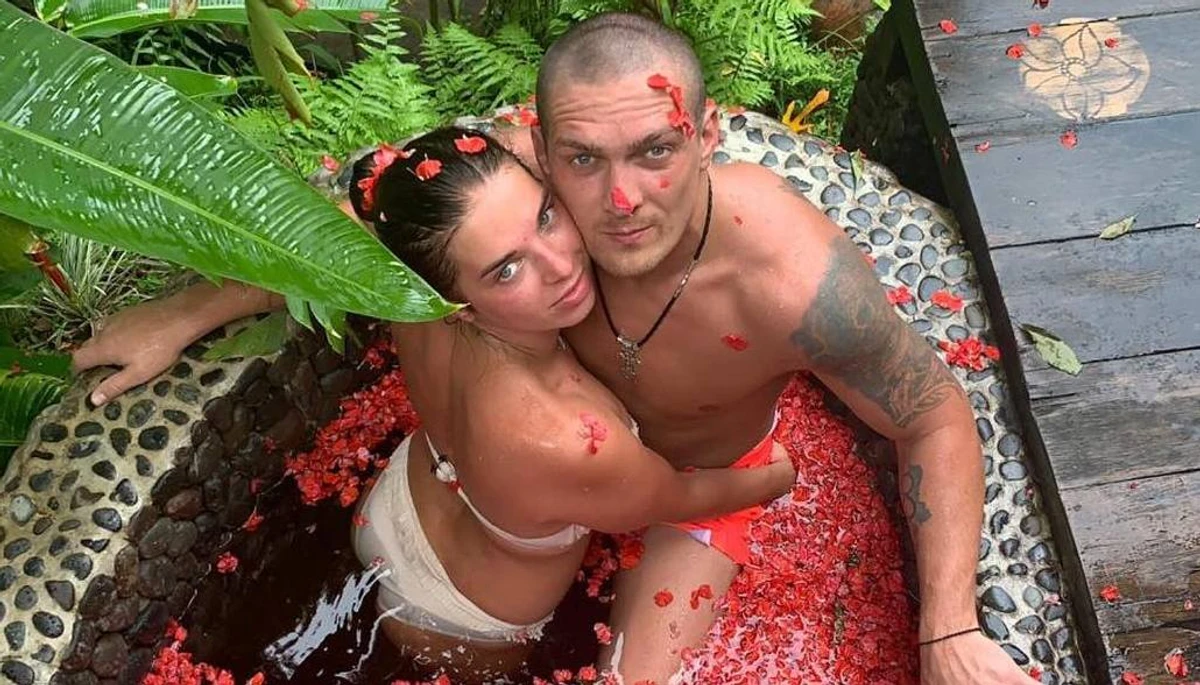 Боксер Усик разом із дружиною