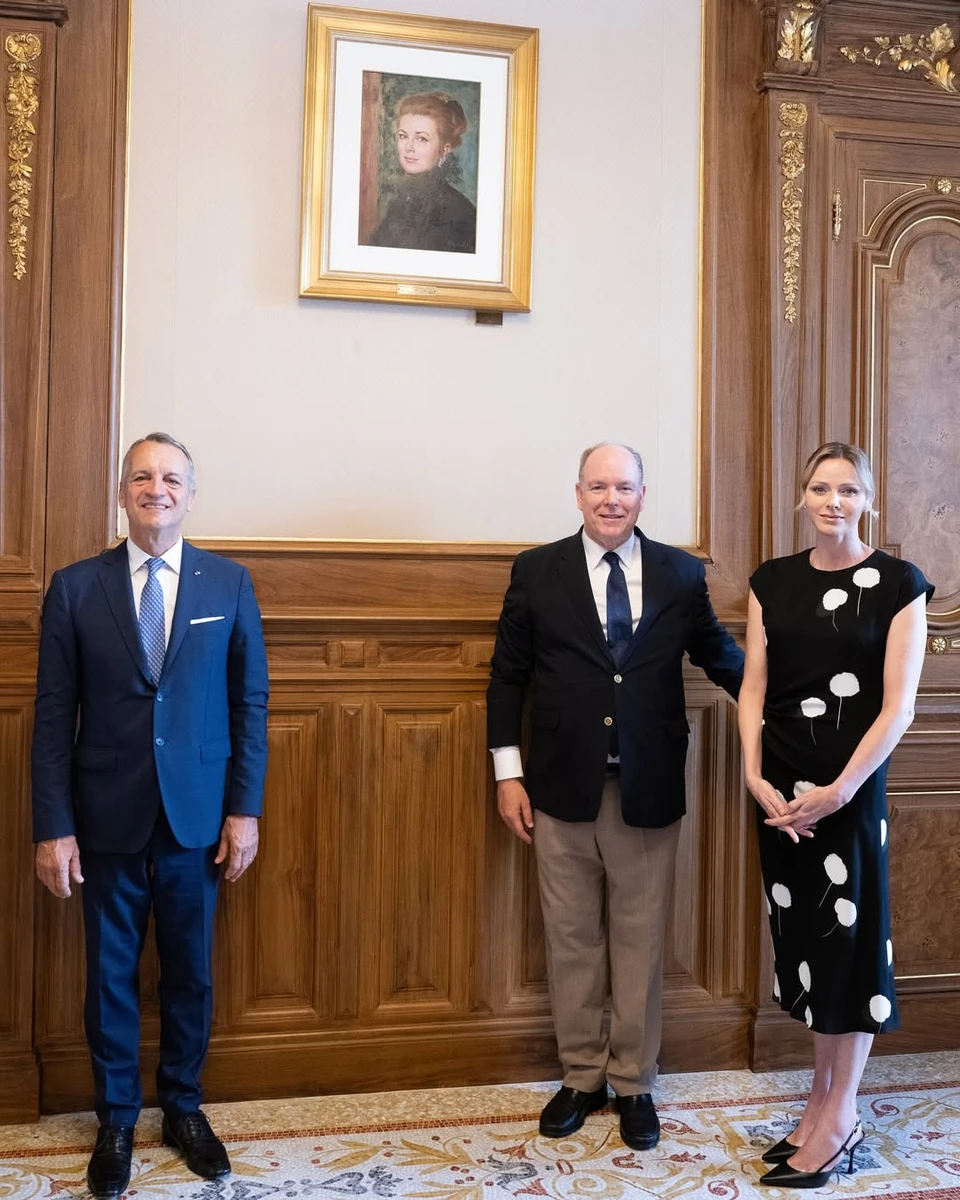 Княгиня Монако в квітковій сукні показалася на заході
