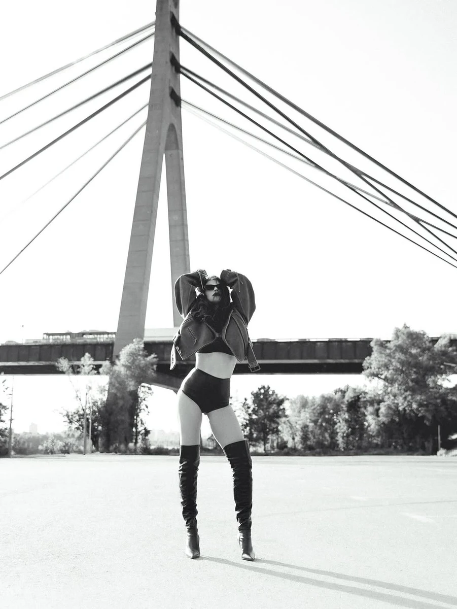 Дружина Усика похвалилася формами і ногами у шортиках