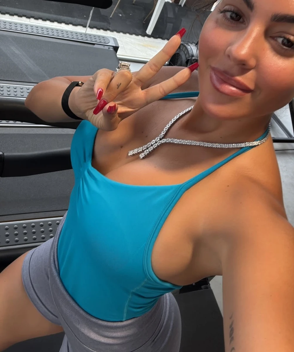 Наречена Роналду у шортиках і топі знялася у спортзалі