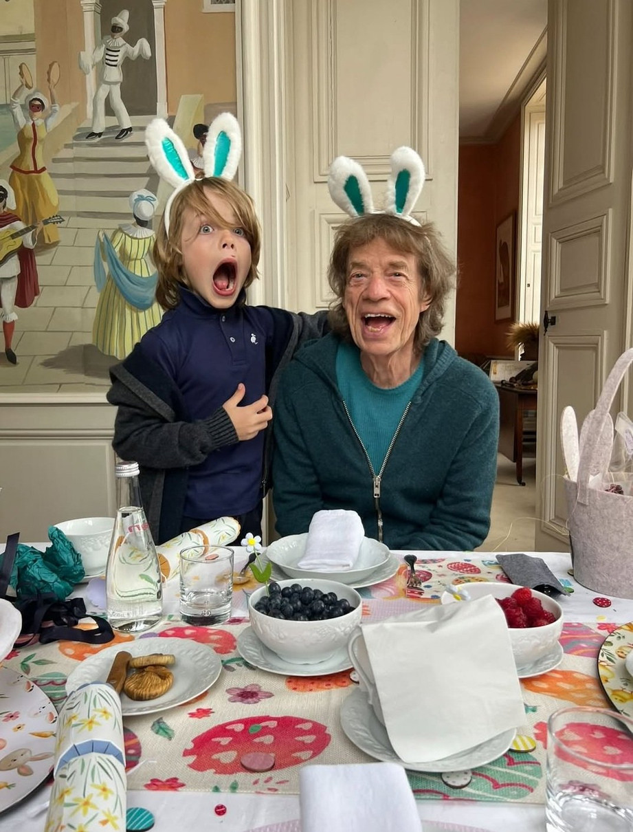 Мік Джаггер на фото з найменшим сином