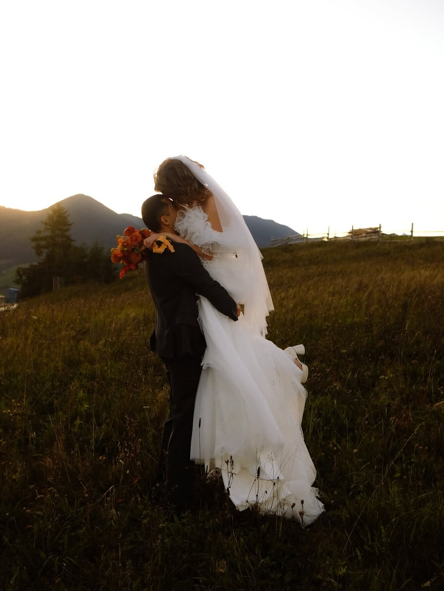 Щасливі молодята у живописних Карпатах