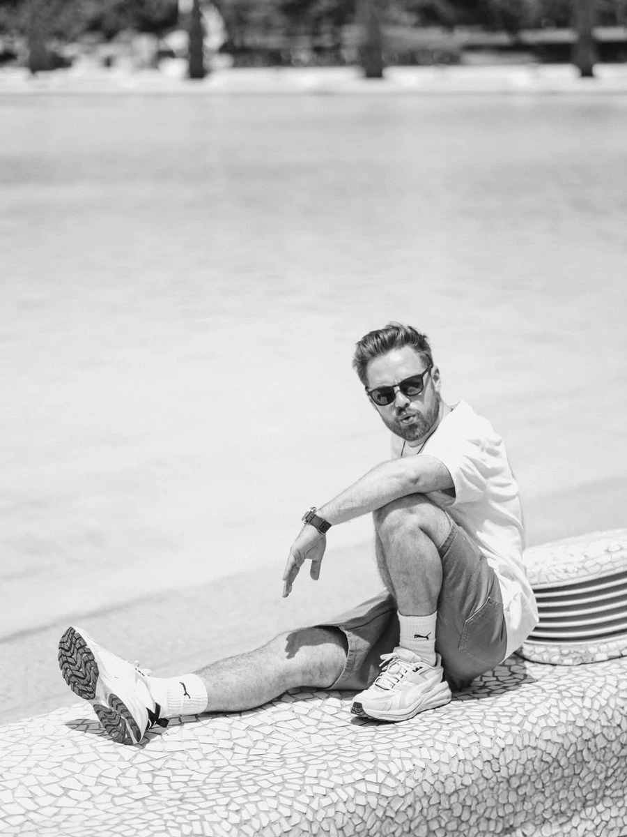 Антон Тимошенко позує для чорно-білих фото