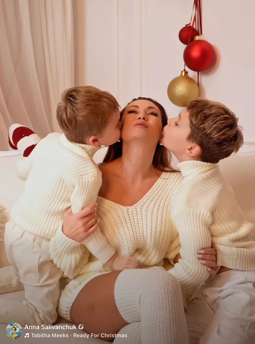Анна Саліванчук показала милі цілунки з синами серед різдвяних прикрас