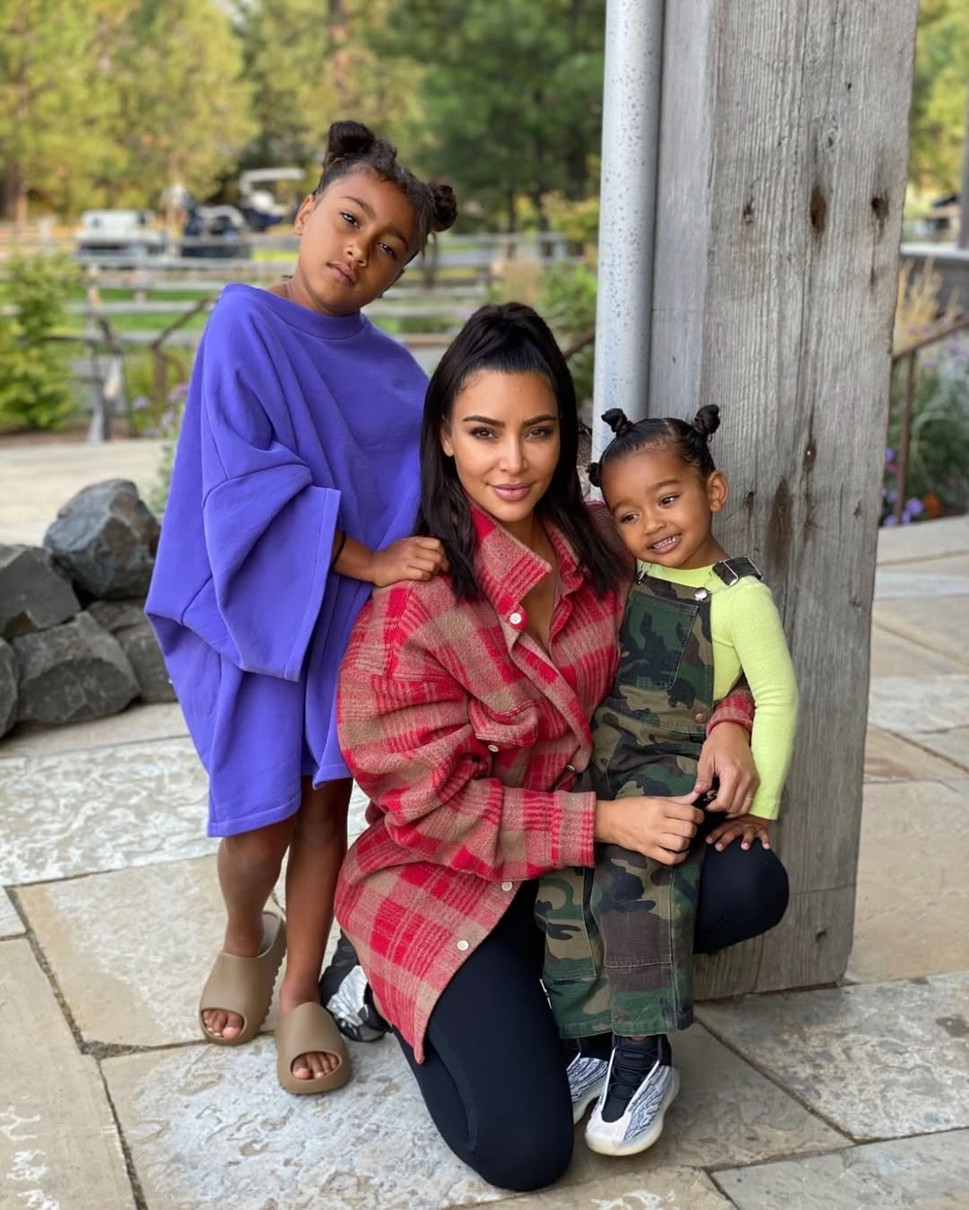 Кім Кардашян попозувала з двома дочками для фото