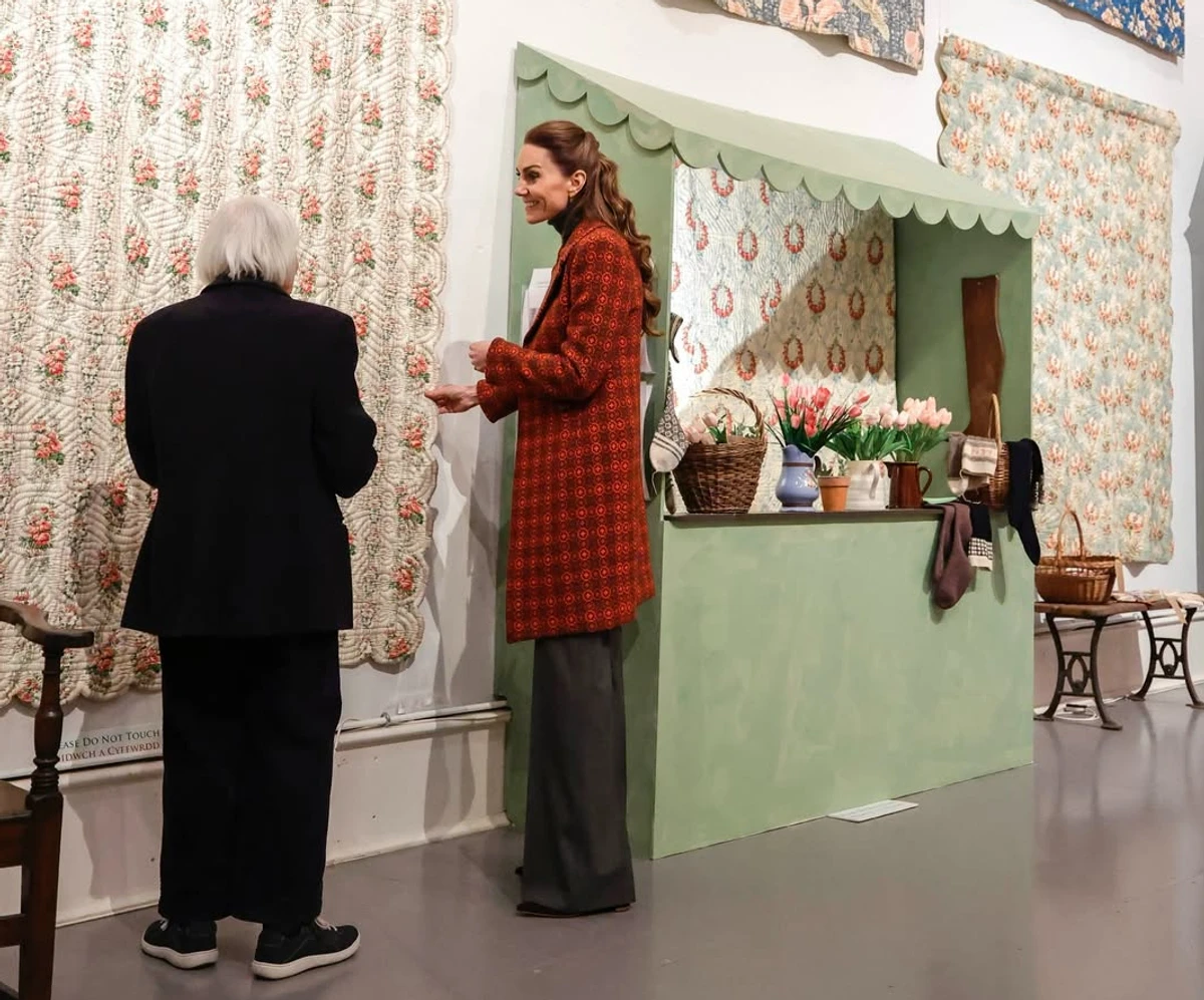 Кейт Міддлтон попозувала у яскравому пальто і штанах від Бекхем