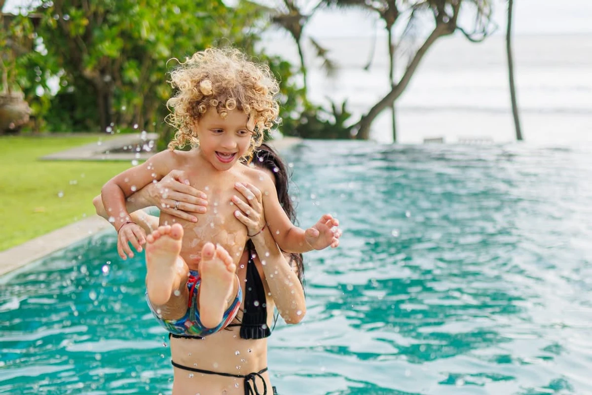 Інна Мірошниченко замилувала іграм з дітьми у басейні