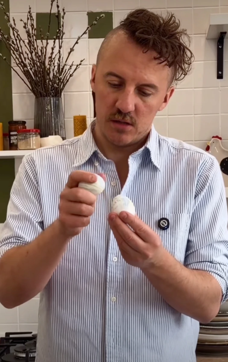 Євген Клопотенко поділився секретом легкого фарбування крашанок