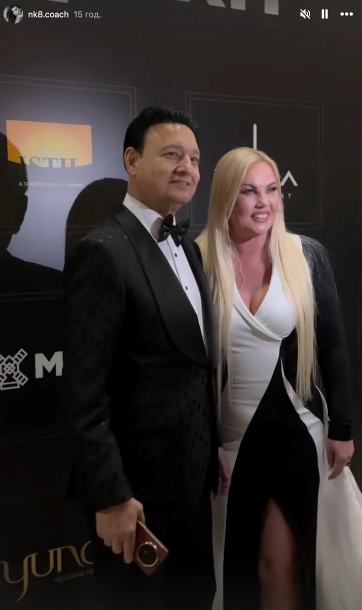 Камалія у декольтованій сукні попозувала з Захуром на премії YUNA