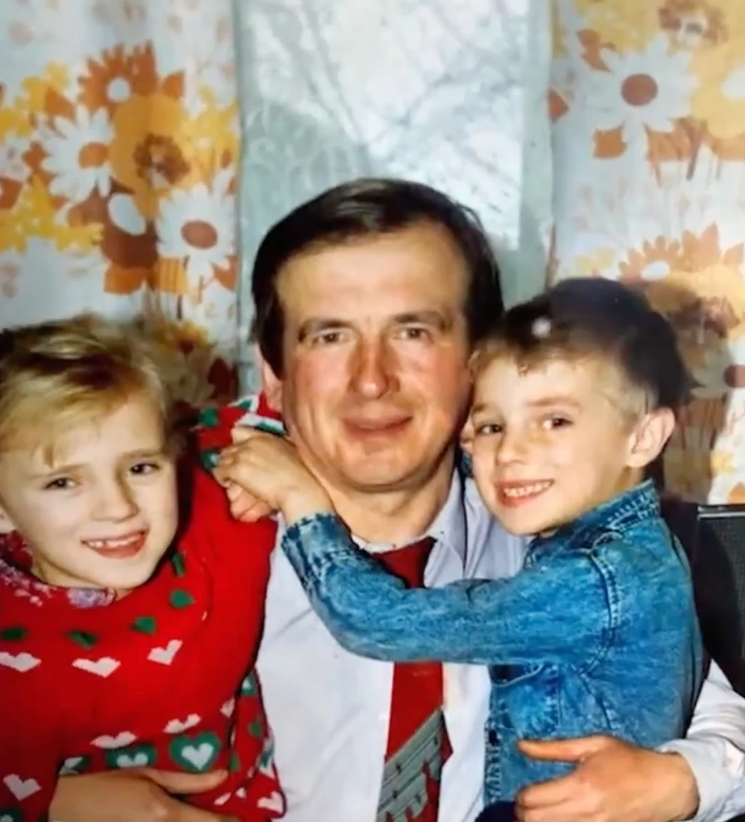 Вадим Олійник зі своїм покійним татом і сестрою