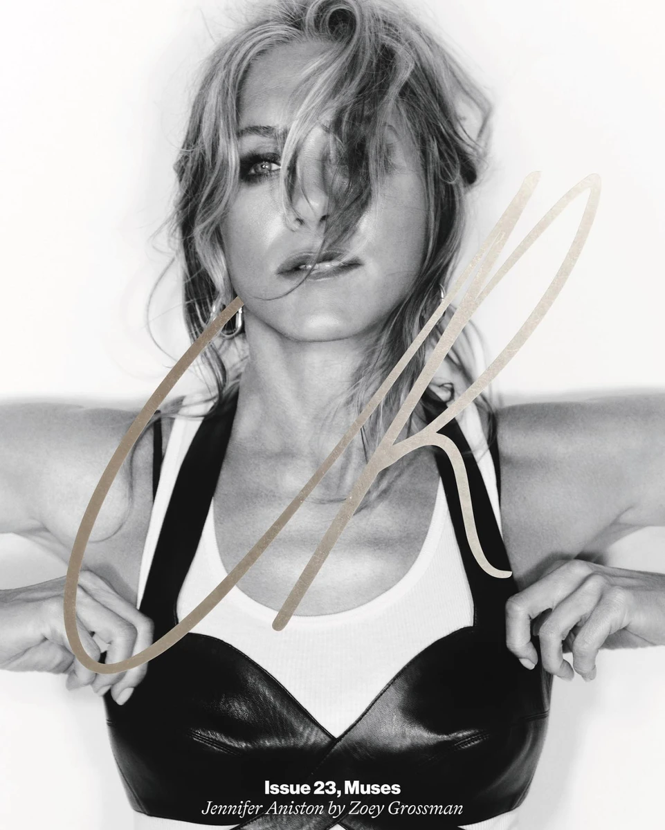 Джен попозувала зі смокі-айс та у шкіряному топі