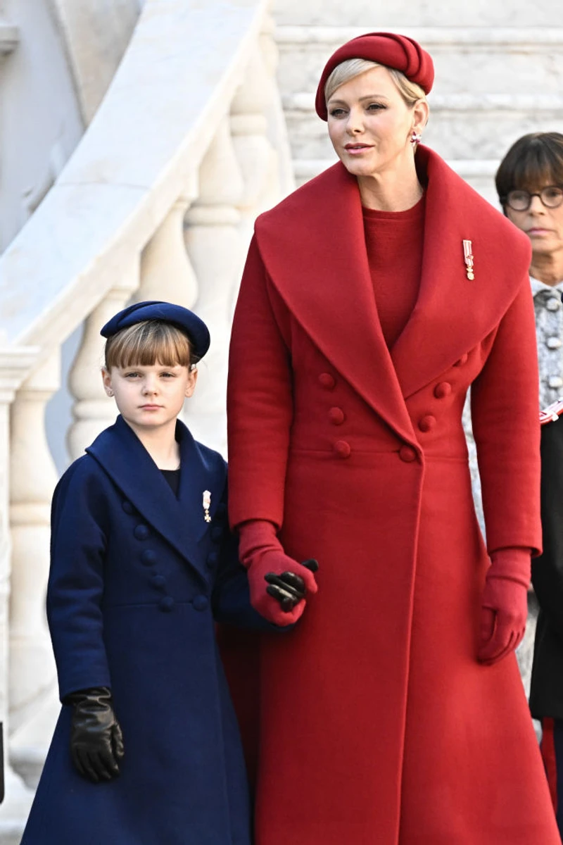 Шарлін обрала вбрання одного з кольорів прапору Монако. Габріелу вдягнули як маму, тільки в синій  