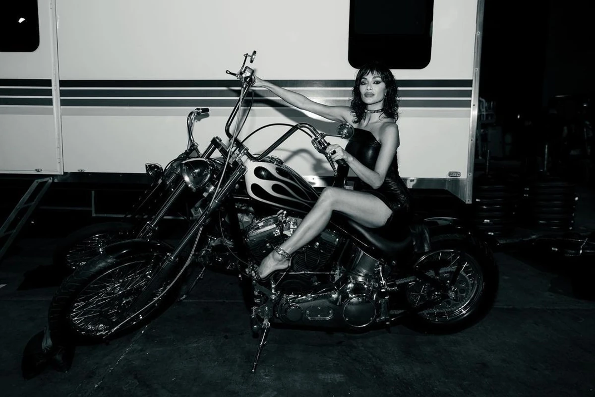 Спочатку Ніколь показала зачіску здалеку 