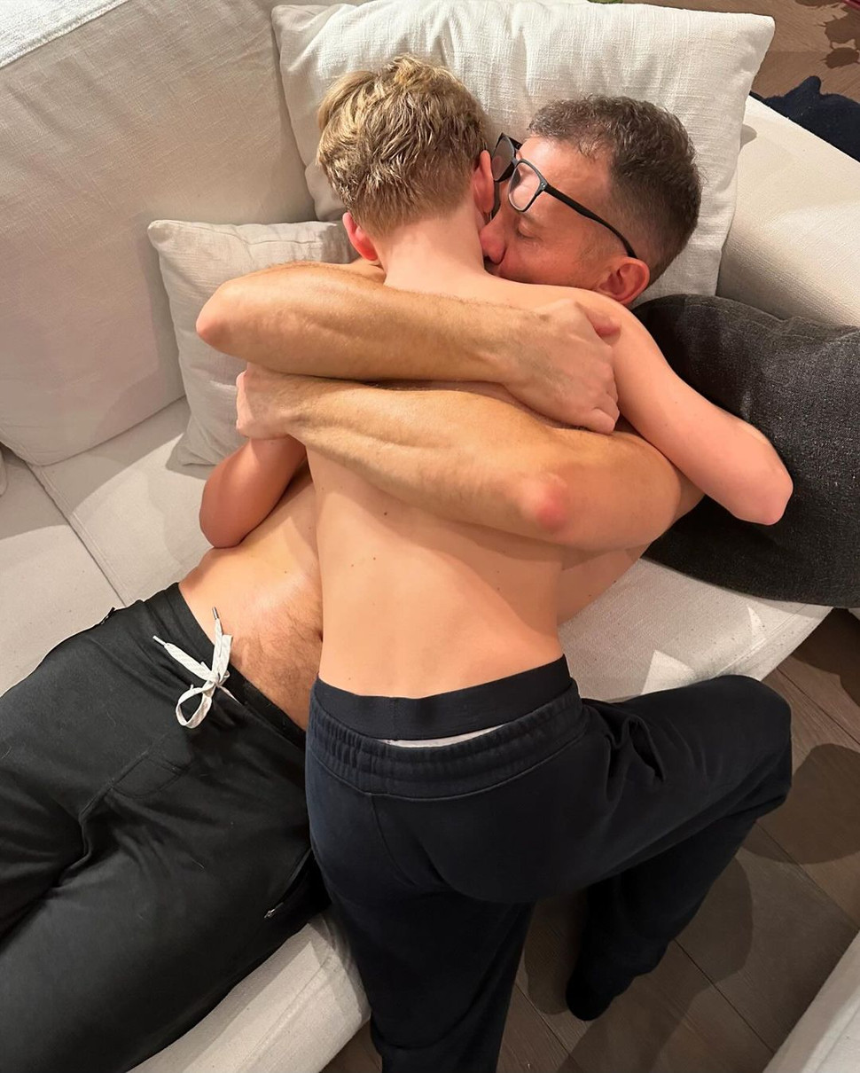 Андрій Шевченко обіймає молодшого сина