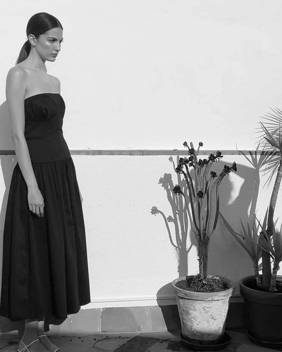 Чорна сукня із заниженою талією