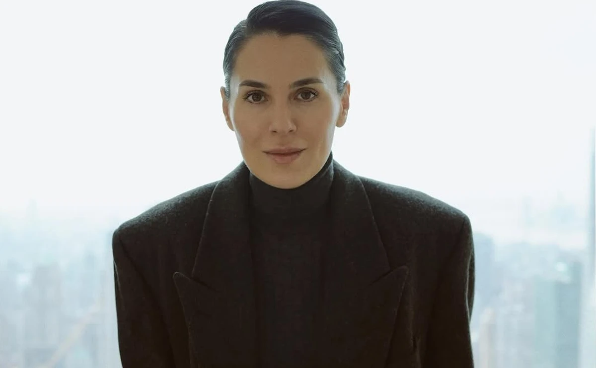 Маша Єфросиніна позує для фото