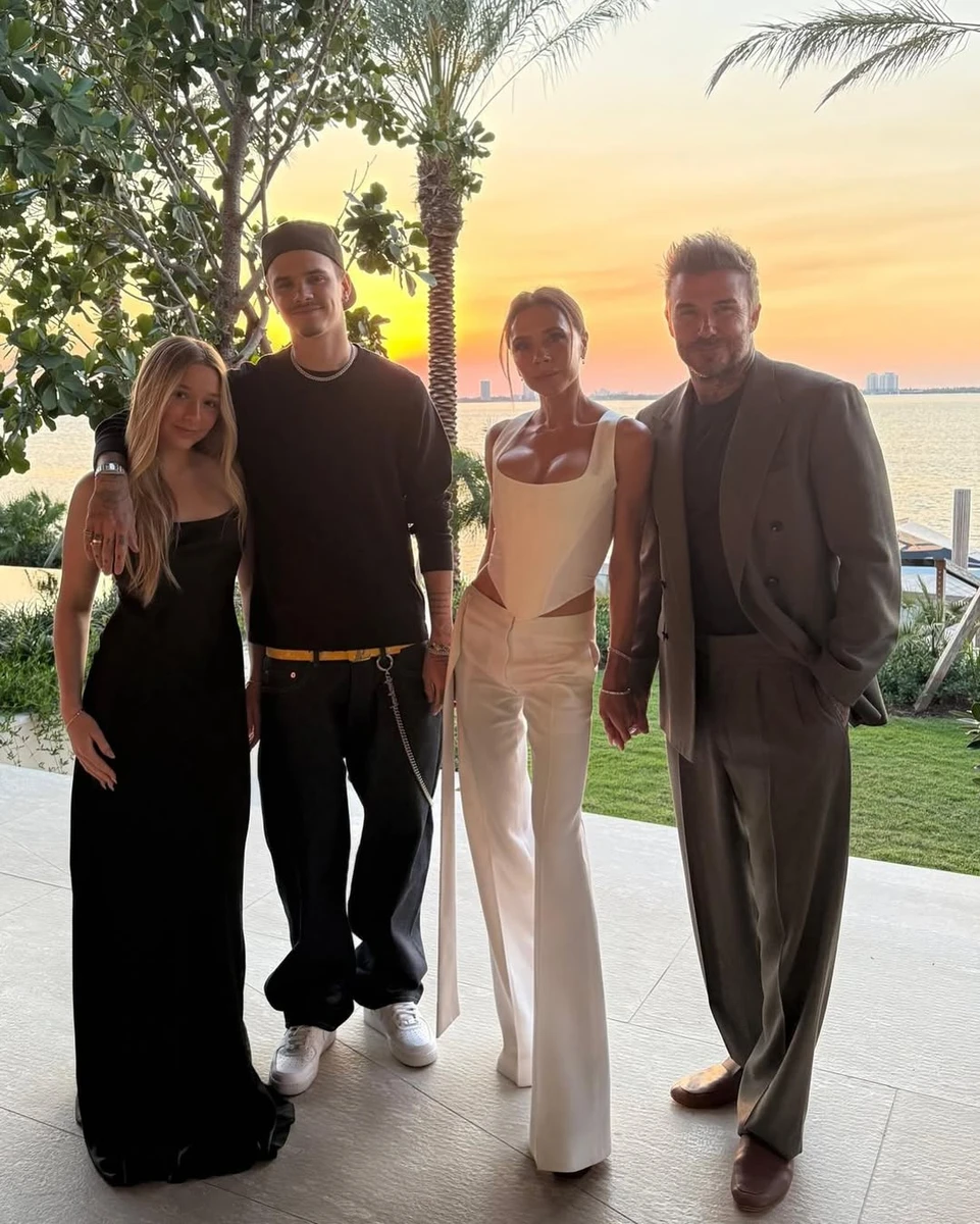 Родина Бекхемів на святкування 51-річчя Вікторії