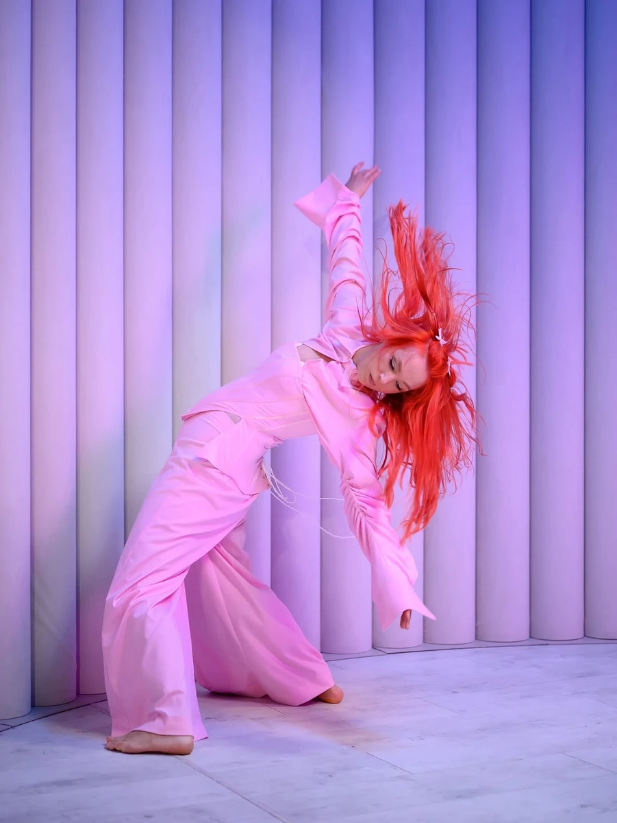 Світлана Тарабарова у рожевому луці повигиналася для фото