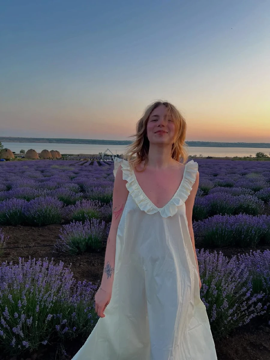 Донька Кравець серед лаванди