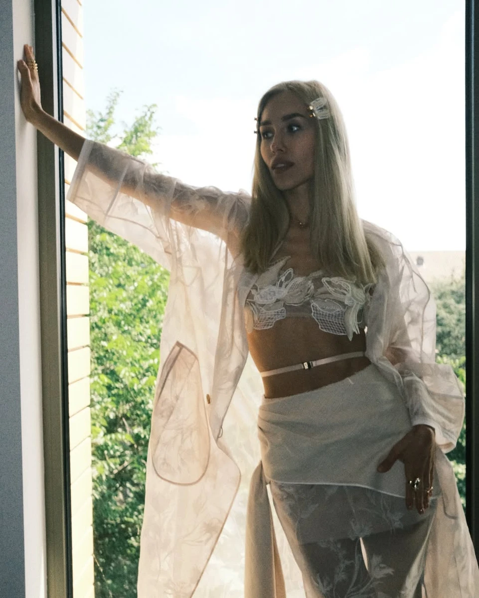 Даша Квіткова посвітила стрункою талією у напівпрозорому луці