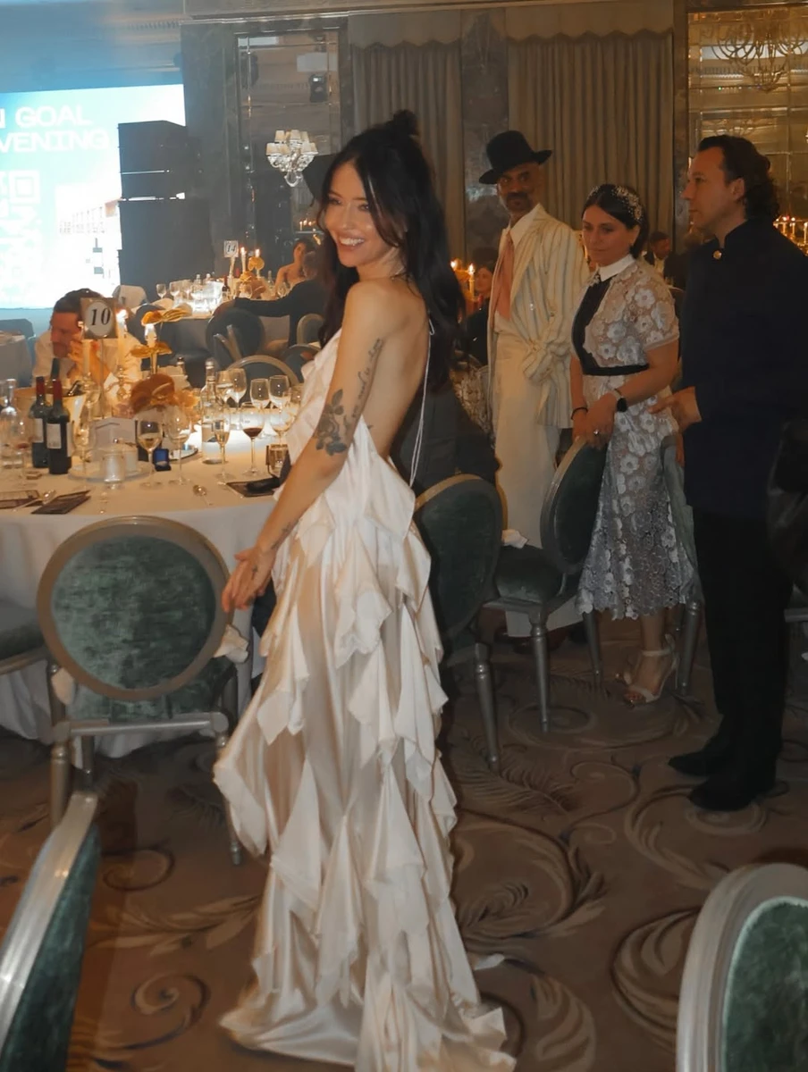 Надя Дорофєєва позує для фото