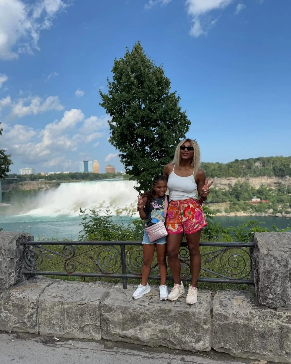 Серена Вільямс у шортах показала подорож зі своїми дочками