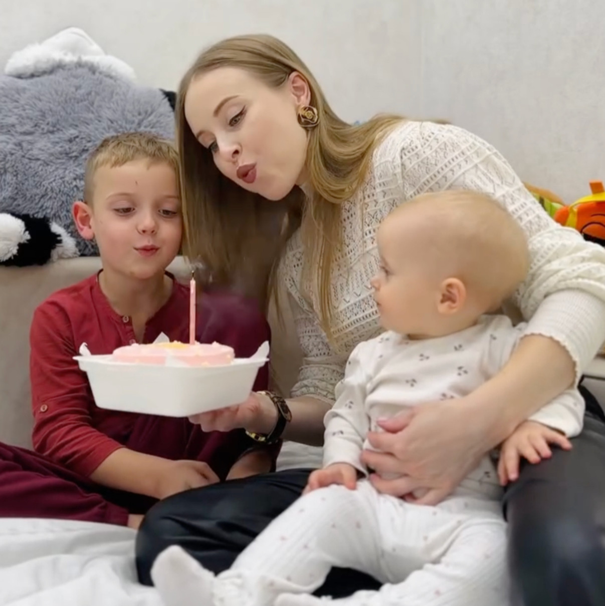 Анна Сагайдачна з сином привітала дочку з 10 місяцями