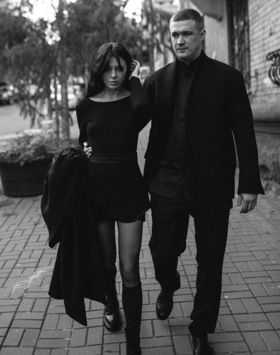 Михайло Федоров обійняв дружину у мініспідниці просто неба