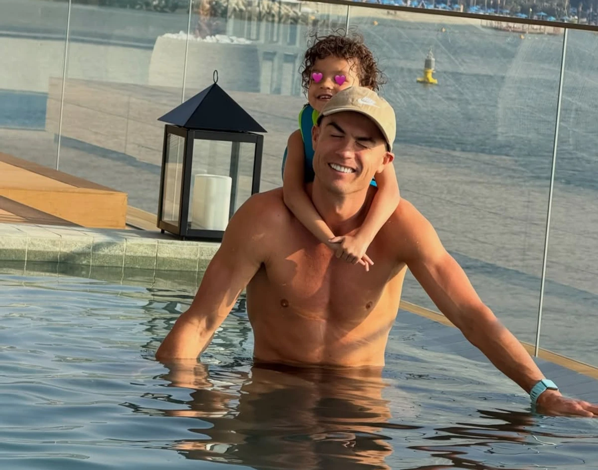 Кріштіану Роналду у басейні погрався з молодшою дочкою