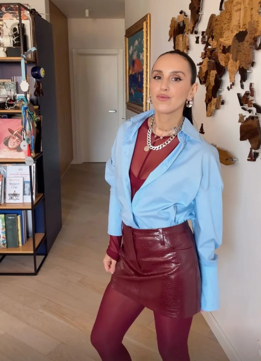 Джамала покрасувалась у короткій спідниці й прозорому топі