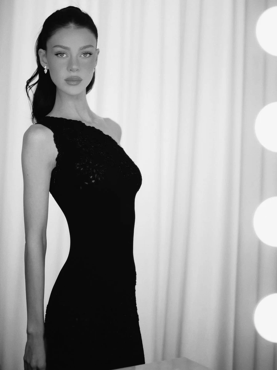 Невістка Бекхемів наробила гарячих фото у вінтажній сукні