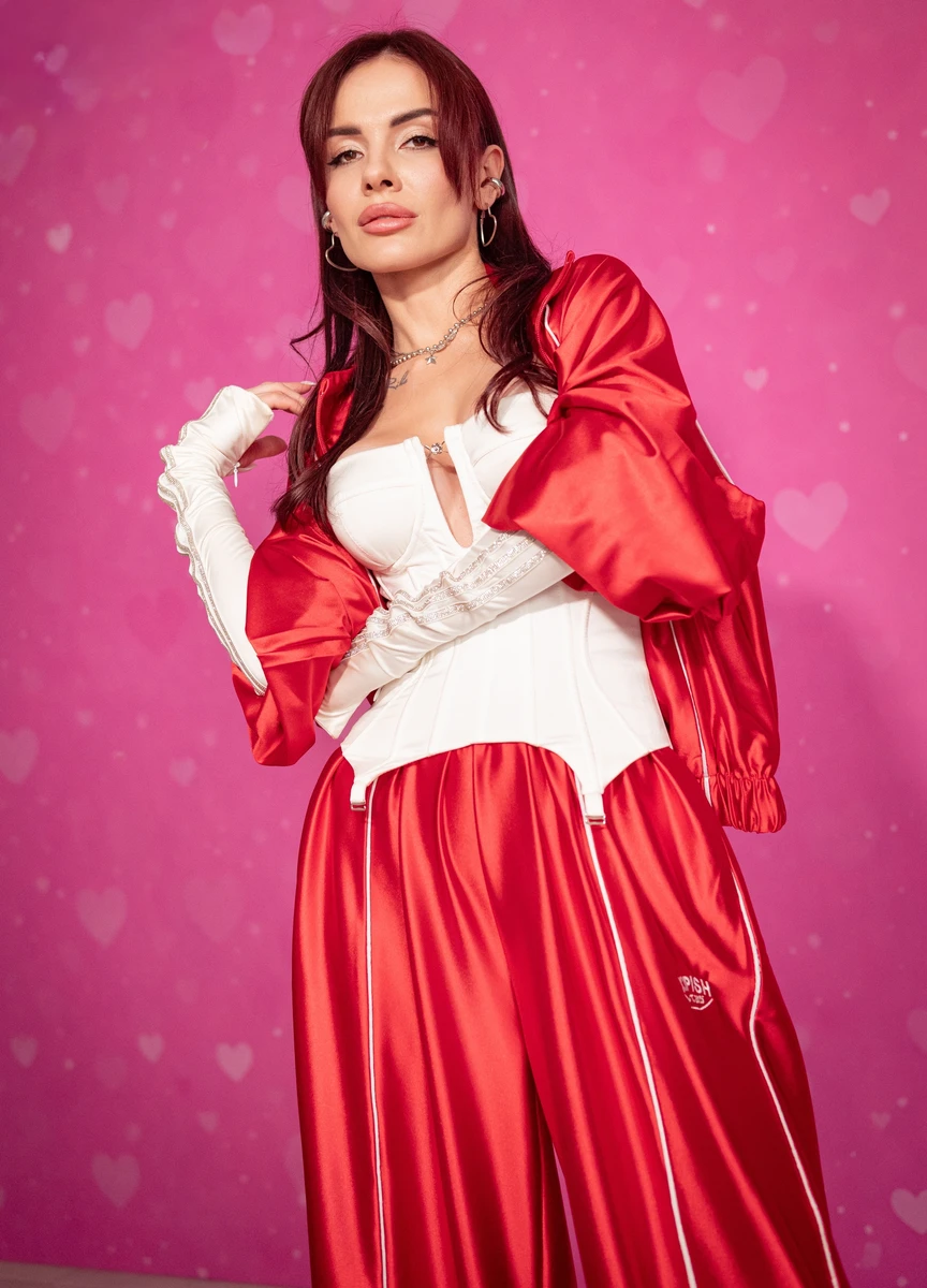 MamaRika у корсеті влаштувала талант-шоу для чоловіків у кліпі