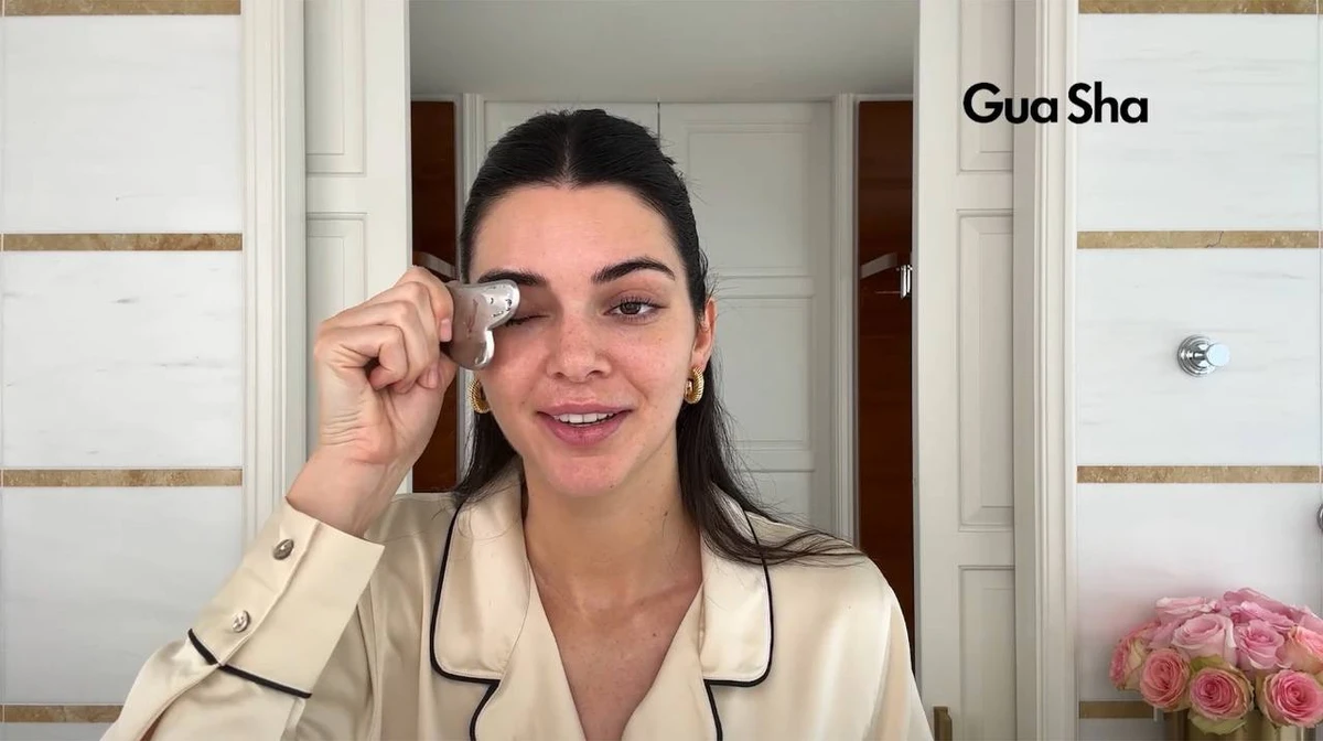 До речі, свій шкребок Кендалл тримає в холоді, щоб масаж був більш ефективним