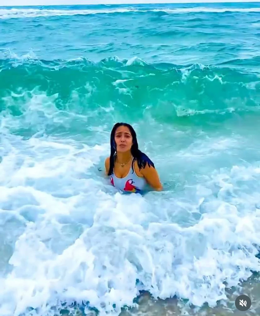 Сальма Хаєк показала розваги в океані