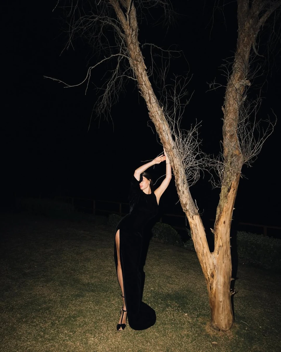 Усик приголомшила витонченим образом у чорній сукні