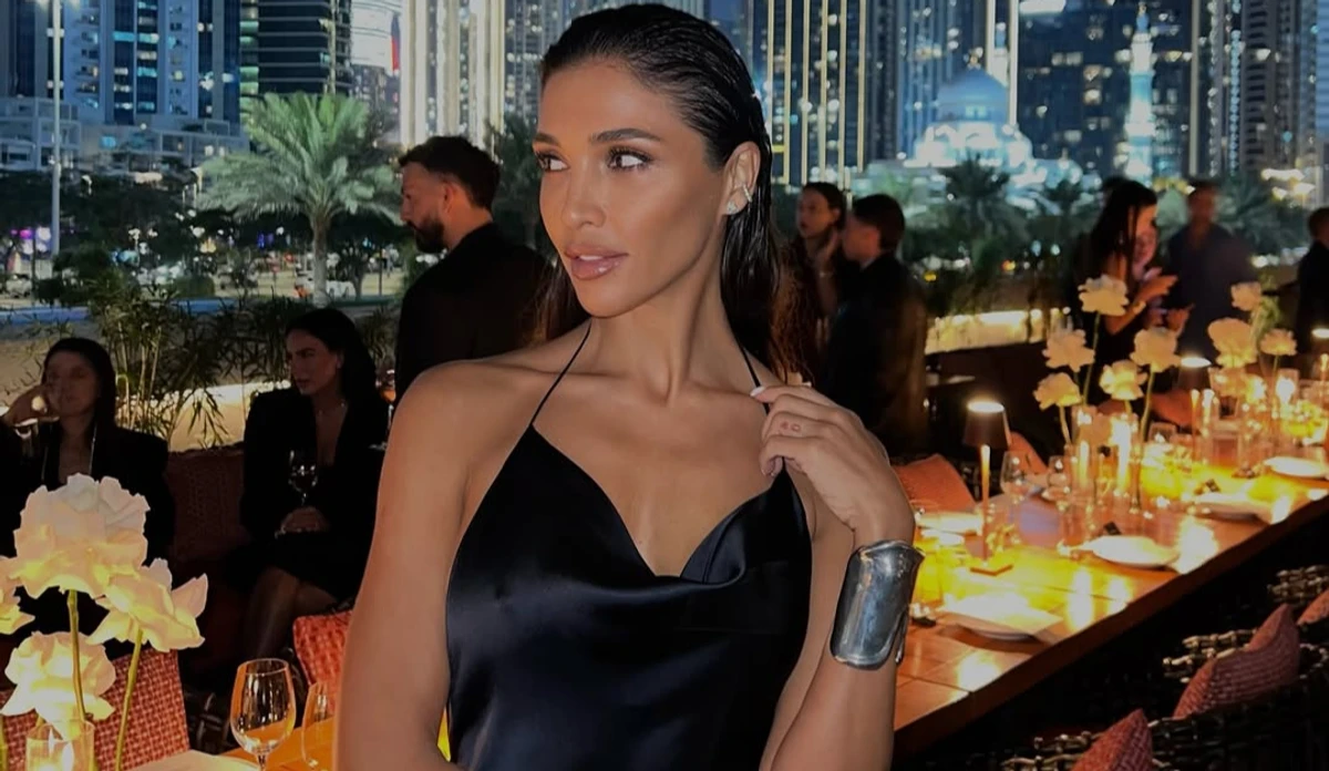 Санта Дімопулос позує для фото