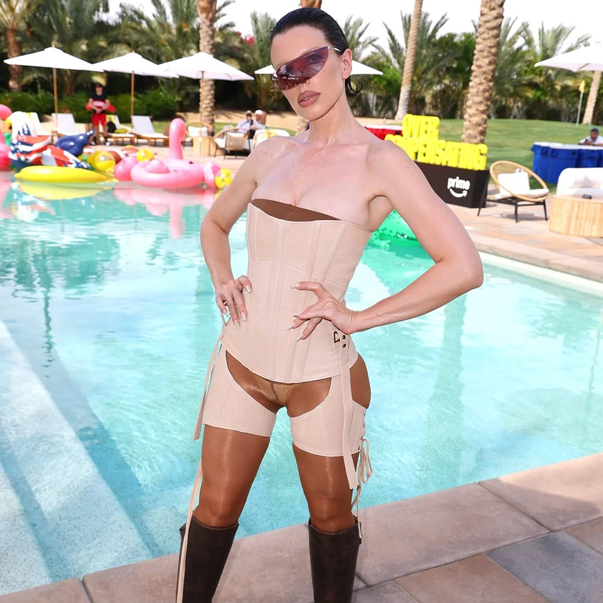 Джулія Фокс у корсеті з випнутим бюстом засвітила труси