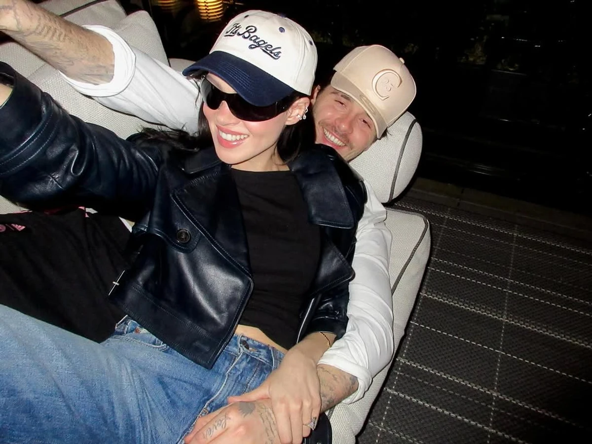 Син Бекхемів з дружиною наробили фото на дивані