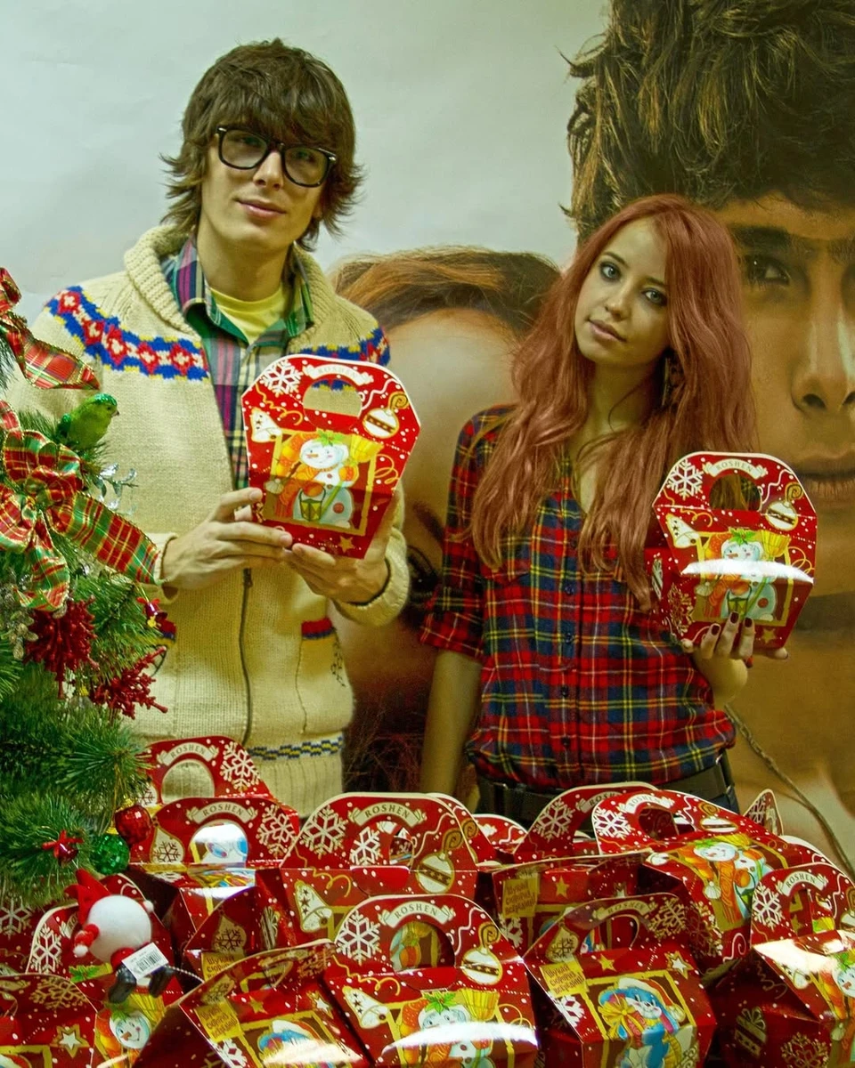 Позитив з цукерками попозував біля Дорофєєвої