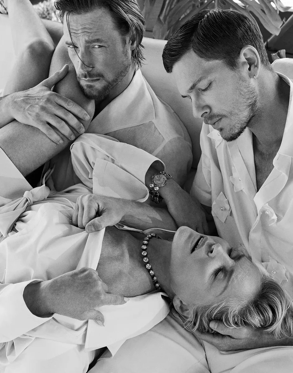 Шерон Стоун млосно позакидала ноги на чоловіка-модель