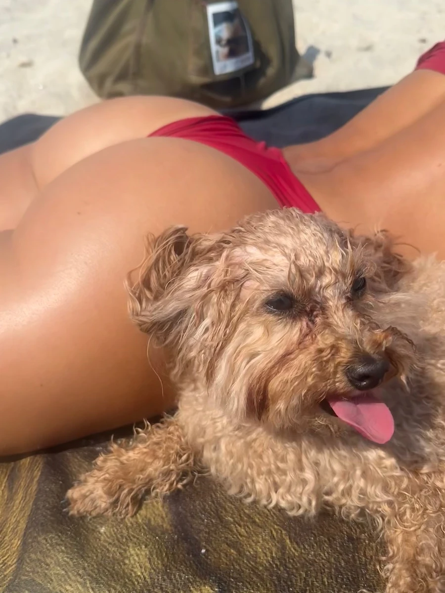 Бушміна показала попу на пляжі