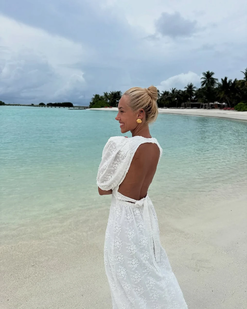 Квіткова в сукні похизувалася засмагою