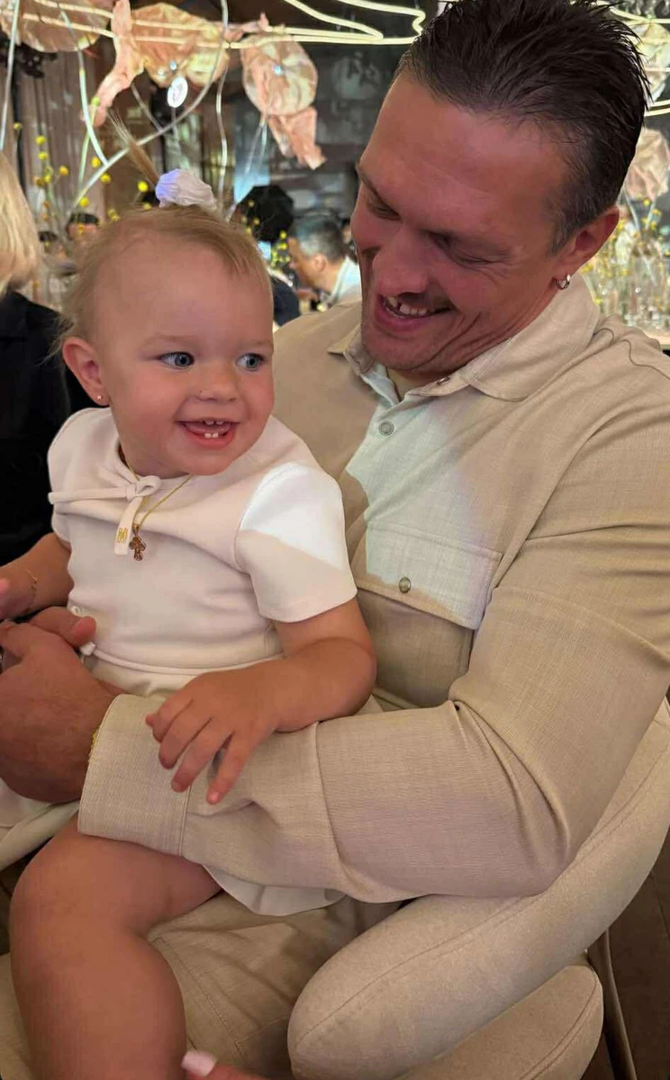 Олександр Усик замилував фото з донечкою на руках на заході