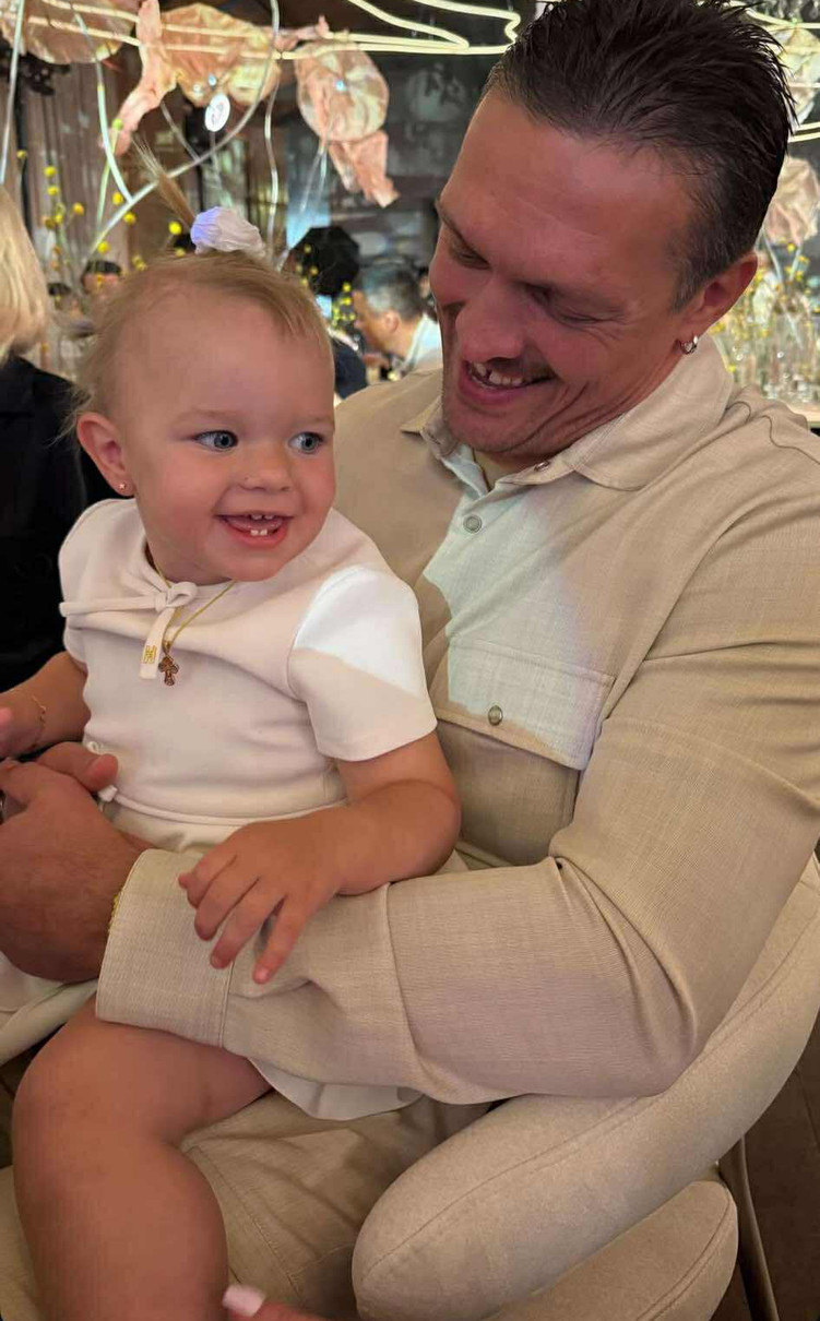 Олександр Усик замилував фото з донечкою на руках на заході