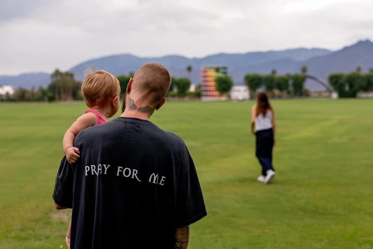 Джастін Бібер з сином на руках і Хейлі попозував на природі