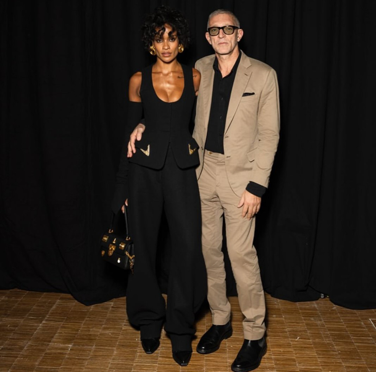 Венсан Кассель пригорнув до себе ефектну дружину на показі мод