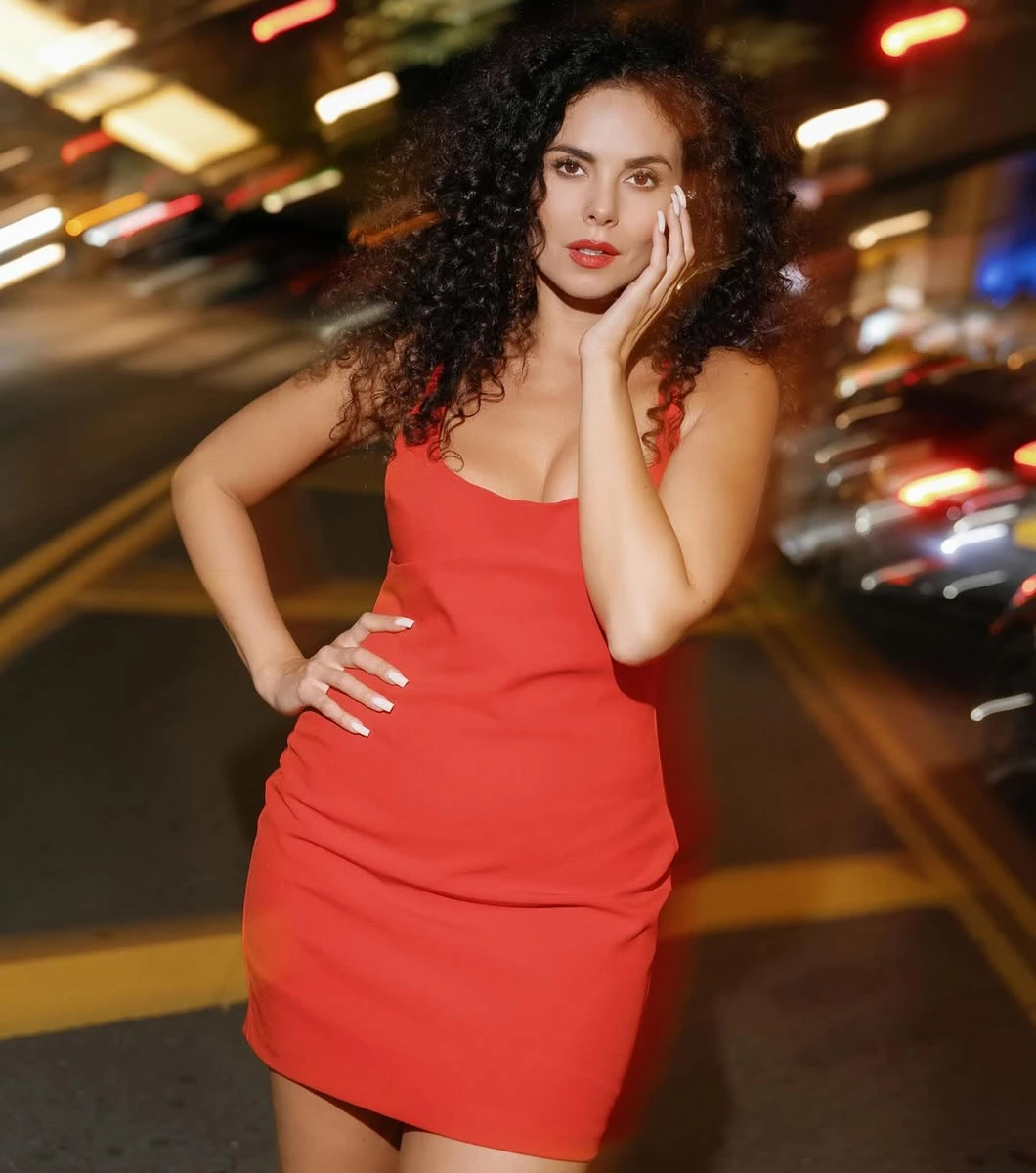 Настя Каменських у міні з декольте виставила форми для фото в Нью-Йорку