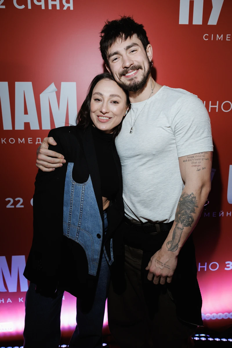 Віталій Островський і фіналістка Холостяка пообіймалися на показі фільму Євгена Таллера Ну мам